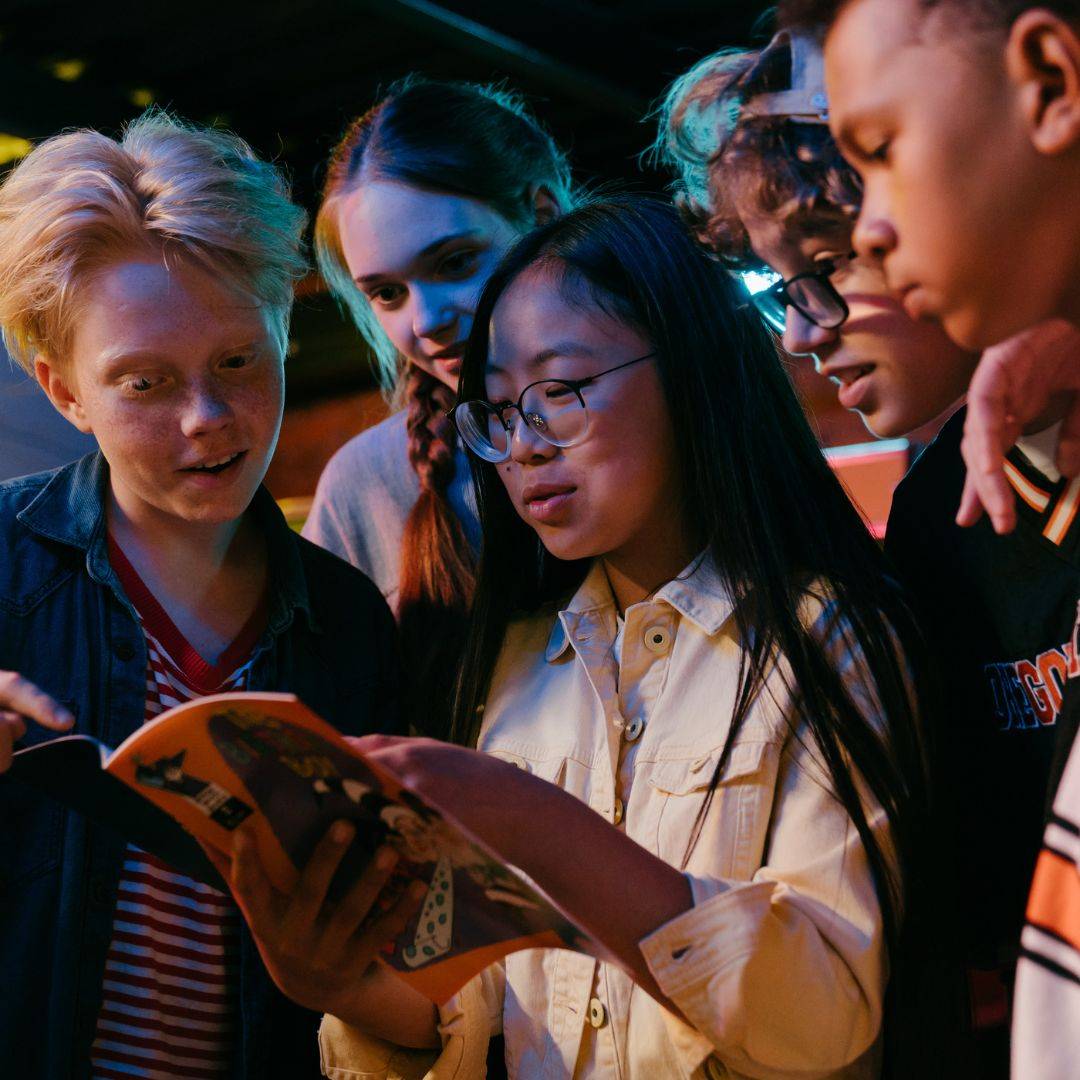 Collégiens participant à une activité ludique lors d'un stage d'anglais à Marseille.