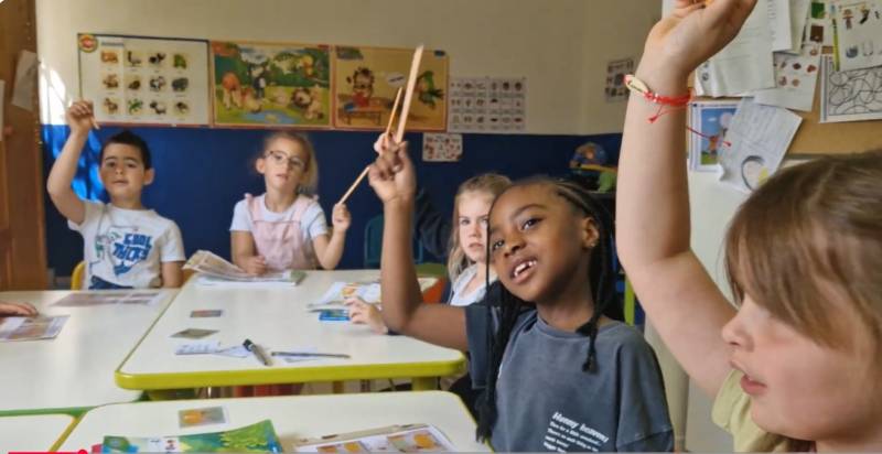 À Marseille 13012, découvrez comment nos groupes de 8 élèves max transforment votre enfant en acteur de son bilinguisme. Expertise Cambridge proche à Saint-Barnabé.
