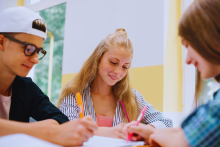 Élèves participant à un jeu de rôle en anglais pendant un stage de printemps à Marseille 13012
